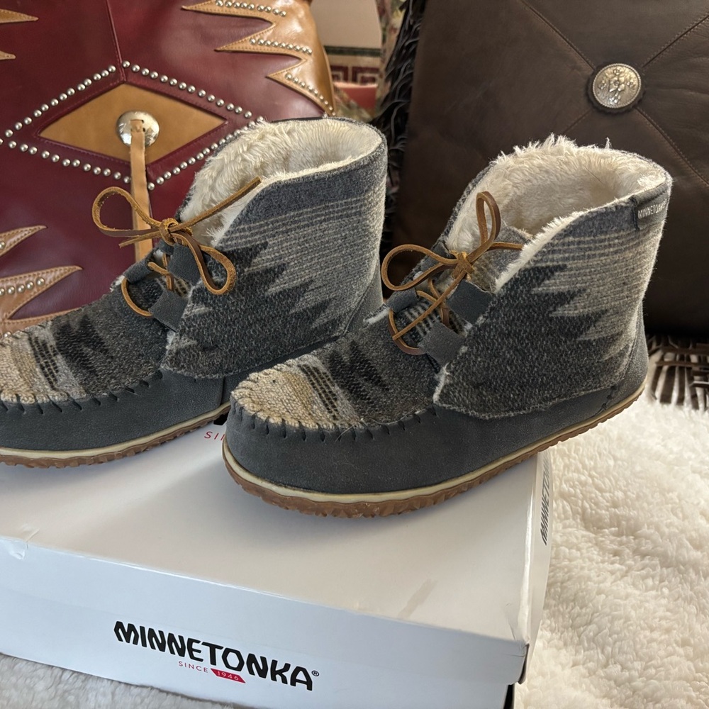 Minnetonka Torrey - Fashionable Grey Furry Lined Boots. Size 8